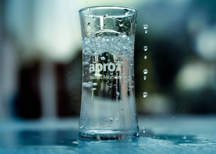Wasserglas mit Aproz Logo Wasserglas mit Aproz Logo